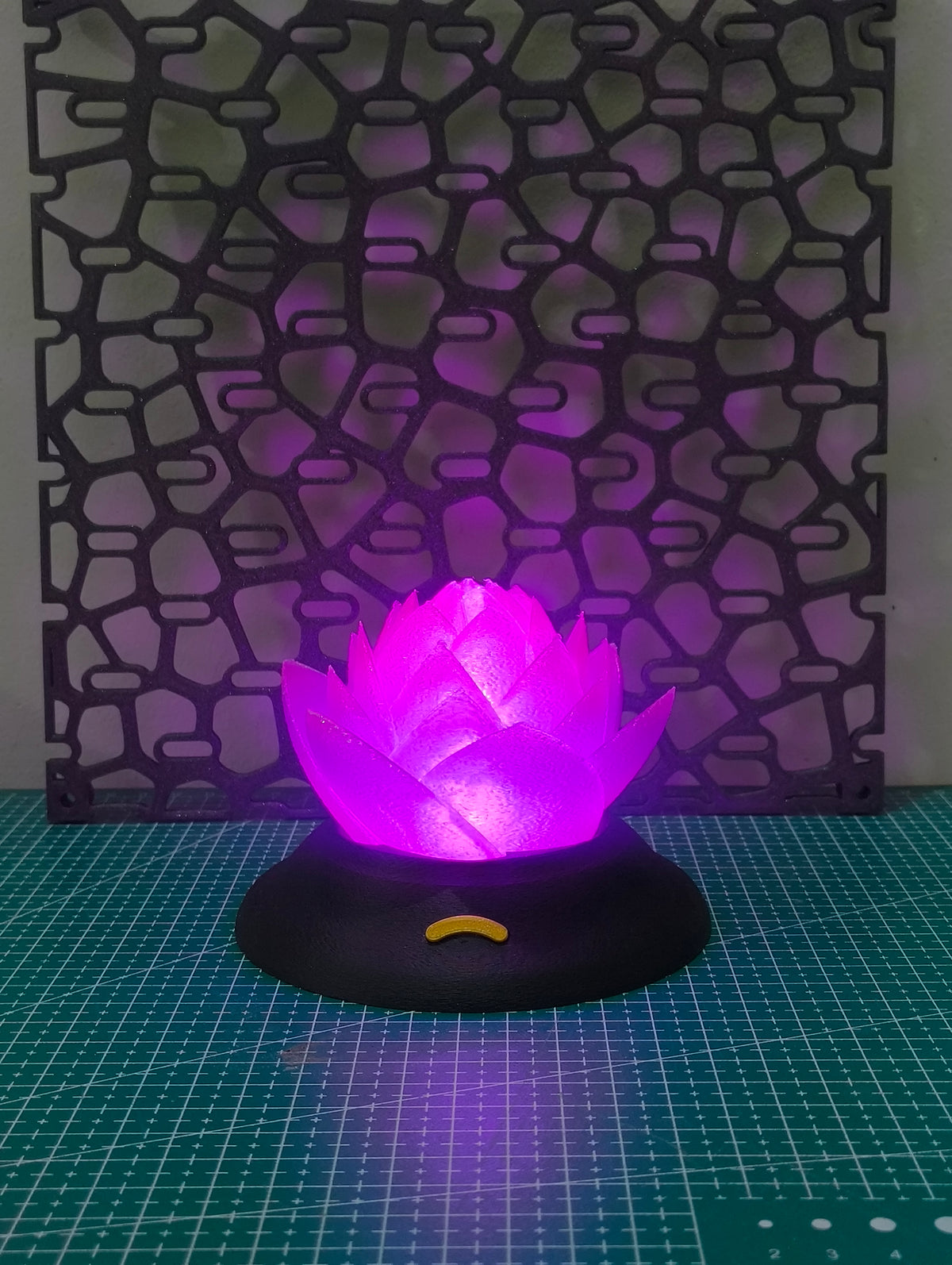 Aivanha Lotus Lamp – Rechargeable Touch Lamp